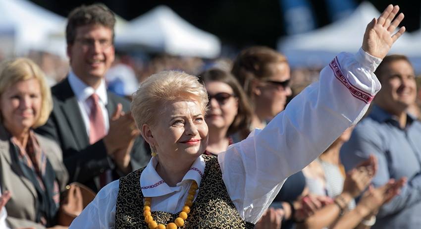 Из-за неисправности самолета, Даля Грибаускайте не смогла посетить 100-летний юбилей независимости Латвии