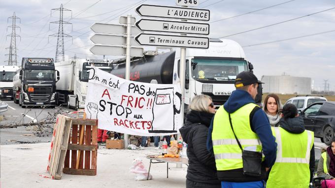 Участники акции протеста во Франции начали блокировать безоколонки и  нефтехранилища