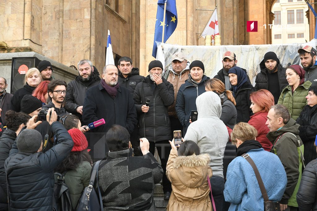 Перед парламентом проходит акция в связи с днем рождения Темирлана Мачаликашвили