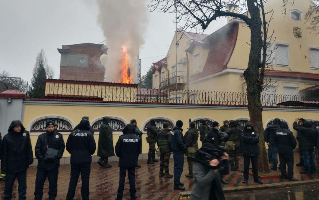 Участники акции против агрессии Москвы забросали яйцами здание российского консульства в Харькове (фото)