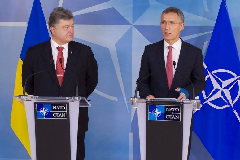Petro Poroşenko və Yens Stoltenberq NATO-Ukrayna Komissiyasının fövqəladə iclasının təcili çağırılması barəsində razılaşdılar