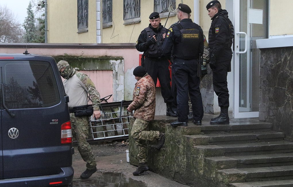 Симферопольский суд приговорил 12 из задержанных в Керченском проливе моряков к заключению