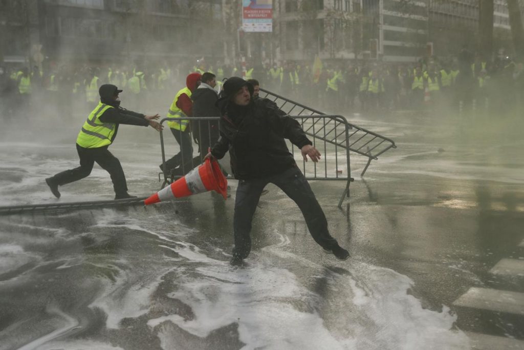 Несанкционированную акцию протеста разогнали слезоточивым газом и водяными пушками в Бельгии