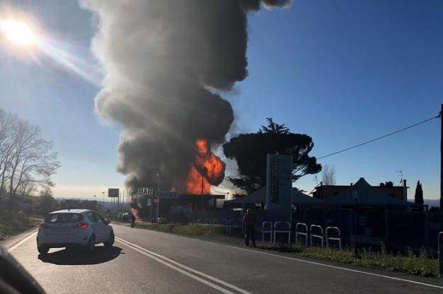Два человека, в том числе один пожарный, погибли в результате взрыва на АЗС в Италии
