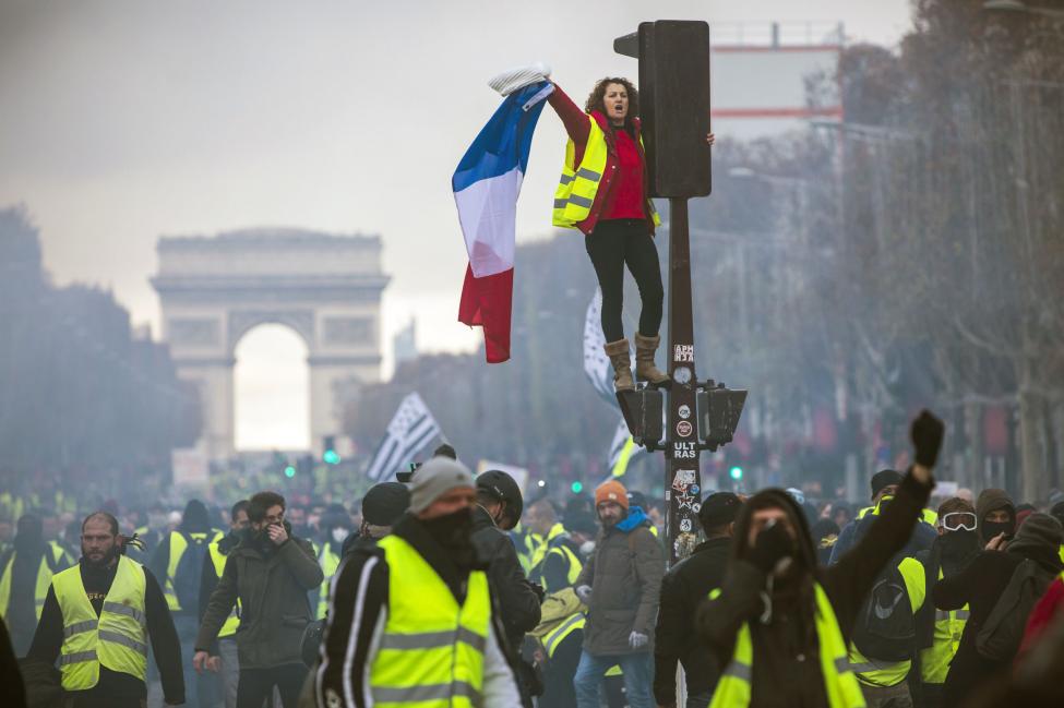 'Yellow vest' protests: Paris tourist sites shut as capital goes into lockdown over riot fears