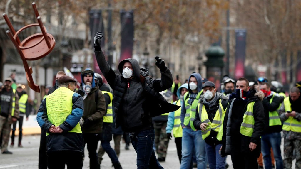 Փարիզում ընթանում է «դեղին բաճկոնավորների» ցույցը