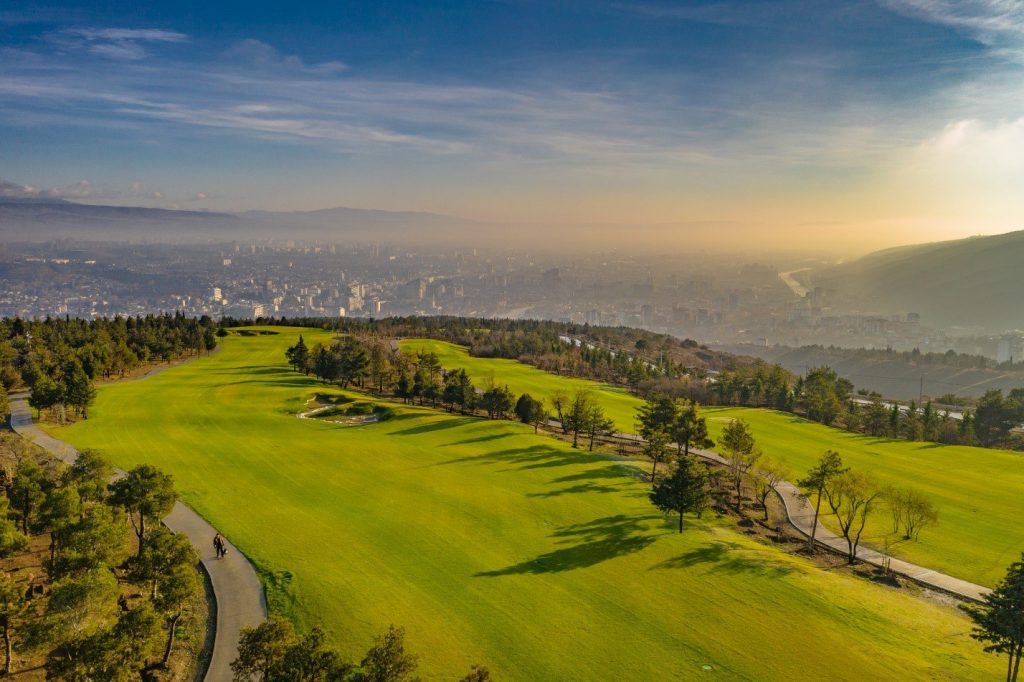 Строительство поля для гольфа на хребте Табори в Тбилиси находится на заключительном этапе [фото]