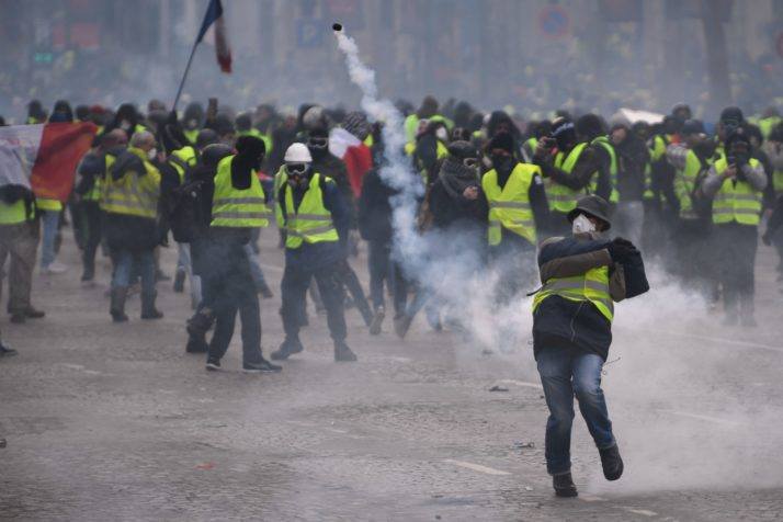 Правительство Франции призывает движение "желтые жилеты", проявить отзывчивость