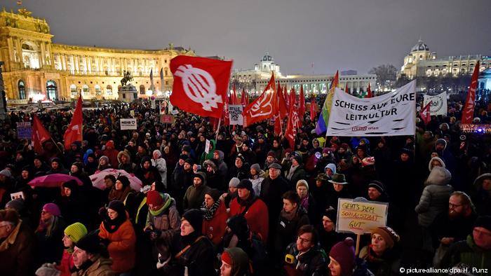 В Вене прошла акция протеста против миграционной и социальной политики коалиционного правительства