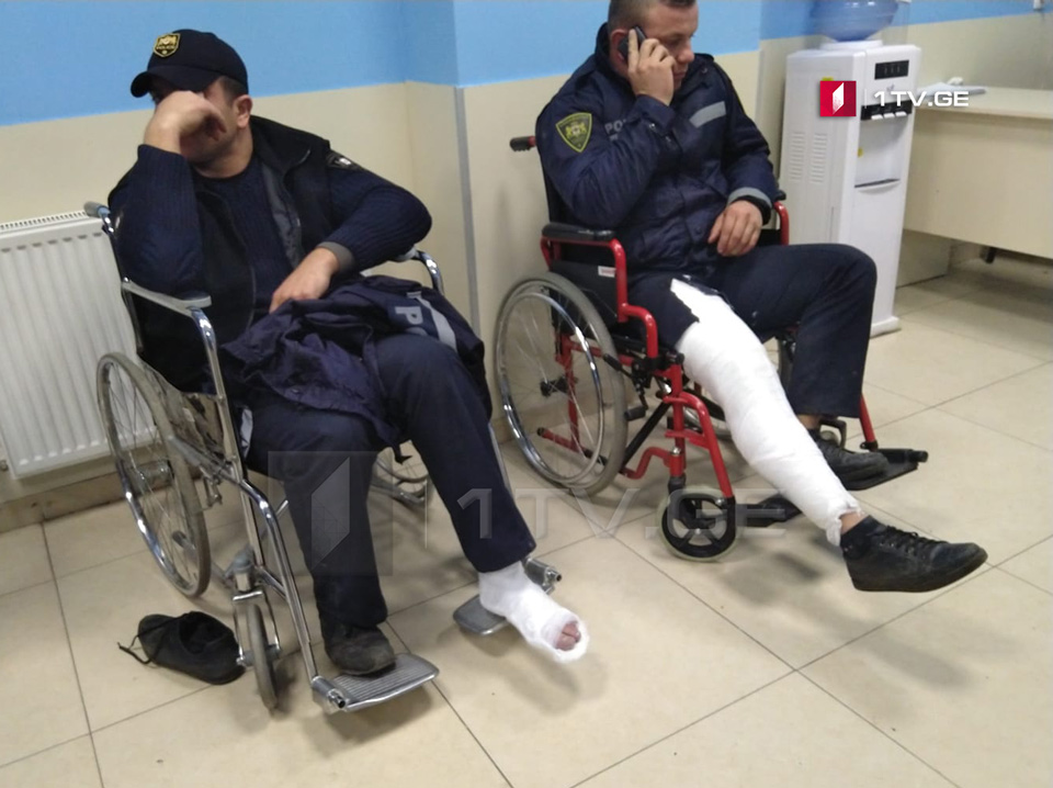 Пострадавших у Велисцихе полицейских доставили в больницу
