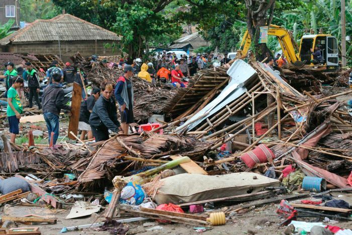 В Индонезии число погибших в результате цунами увеличилось до 222 (фото)