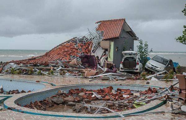 Число жертв цунами в Индонезии возросло до 281