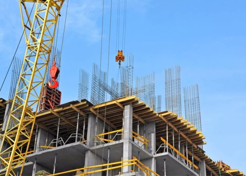 Средняя зарплата трудоустроенных в области строительства снизилась на 2,5 процента, а цены на строительные материалы выросли на 0,2 процента