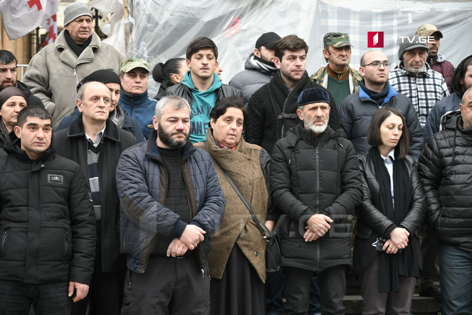 Малхаз Мачаликашвили и Заза Саралидзе проводят акцию молчания перед зданием парламента