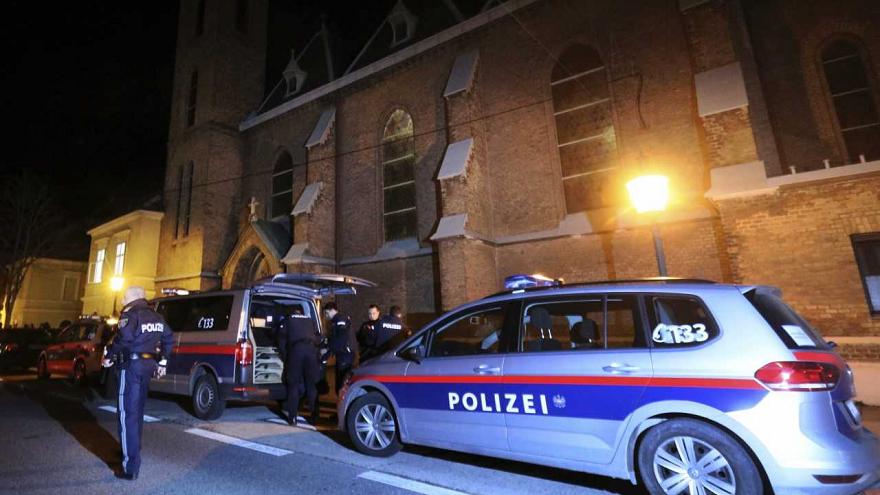 Пять священнослужителей пострадали в результате нападения на церковь в Австрии