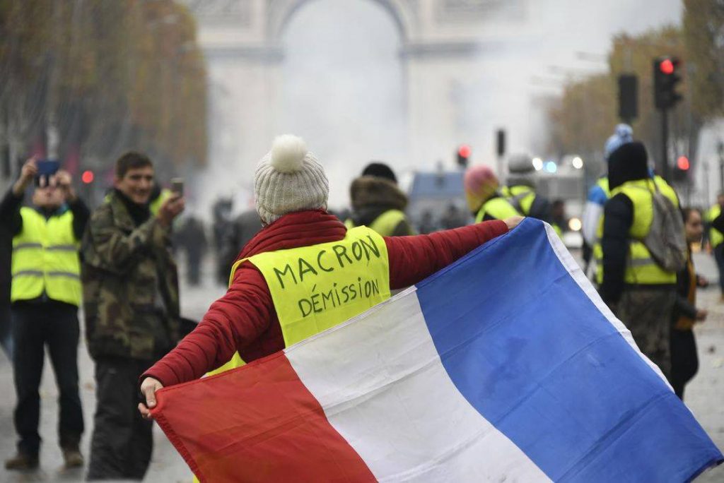 Демонстрация "желтых жилетов" в Париже вновь переросла в столкновения