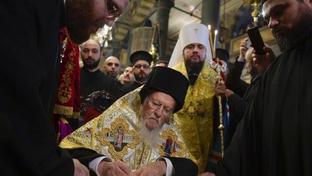 Вселенский Патриарх передал Томос об автокефалии главе Православной Церкви Украины