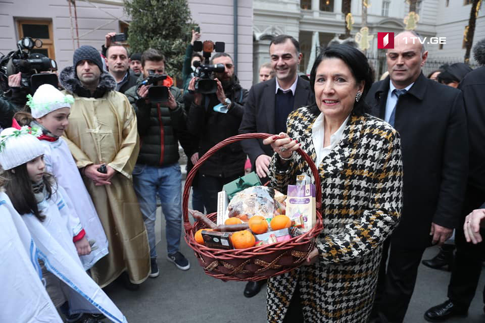У дворца Орбелиани участников «Алило» встретила президент Саломе Зурабишвили