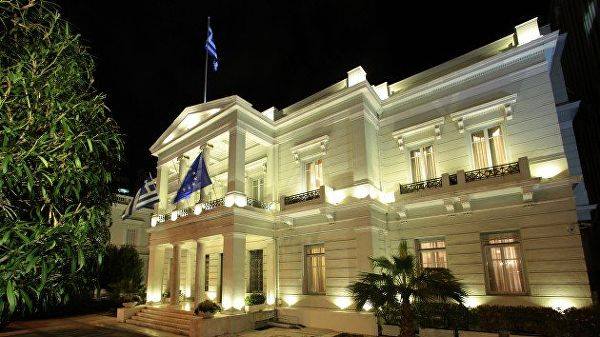 В Афинах анархисты забросали посольство США краской и дымовыми гранатами