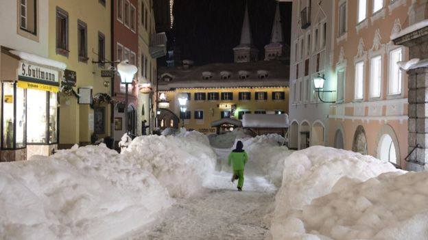 Сильный снегопад создал проблемы в Европе