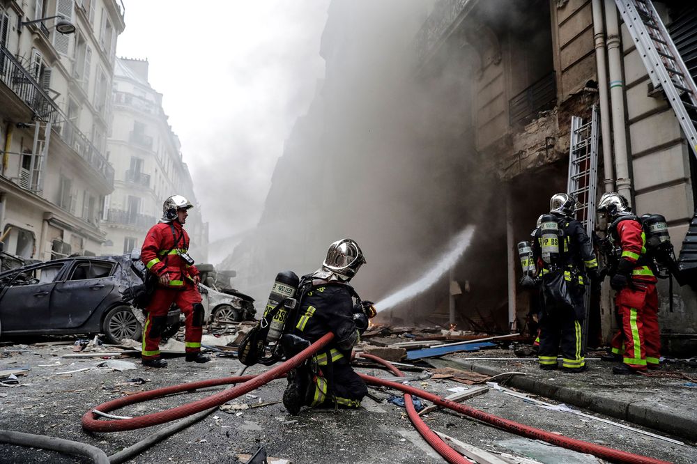 По меньшей мере 20 человек получили ранения в результате взрыва в Париже, двое в тяжелом состоянии (фото)