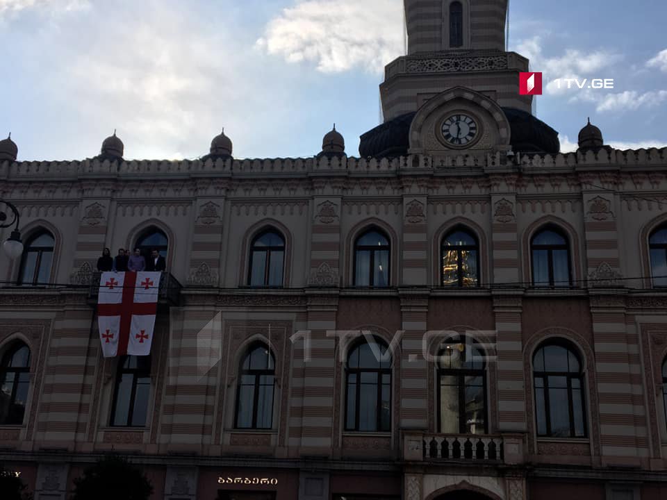 В связи с Днем государственного флага, на балконах сакребуло столицы вывесили флаги