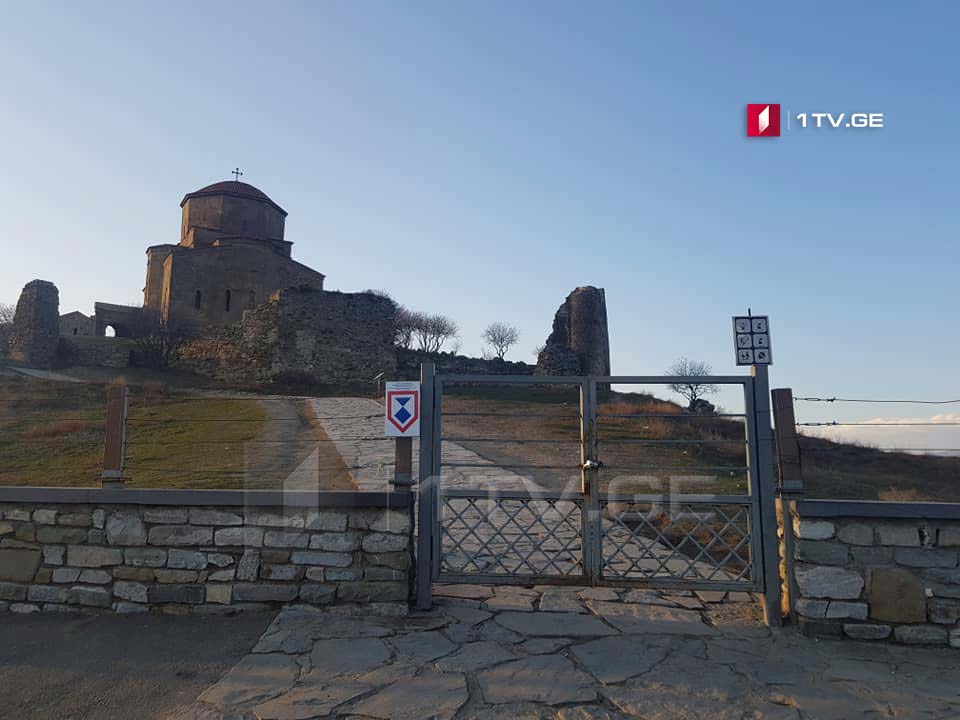 В патриархии заявляют, что монастырь Джвари в городе Мцхета закрыли из-за уличной торговли