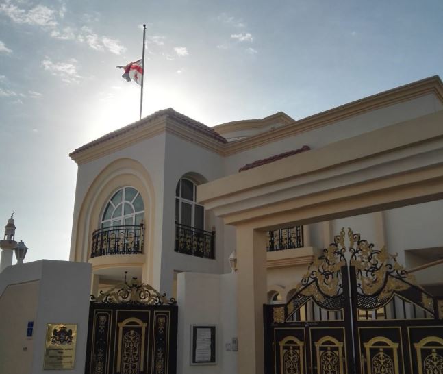 На зданиях дипломатических представительств Грузии за рубежом приспущены государственные флаги