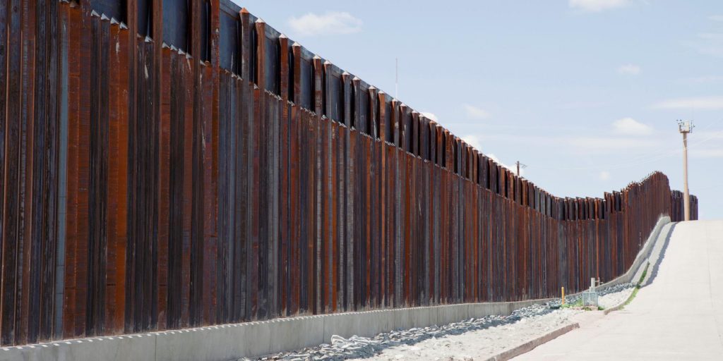 CNN - Администрация Белого дома намерена ввести чрезвычайное положение для безопасности около границы с Мексикой