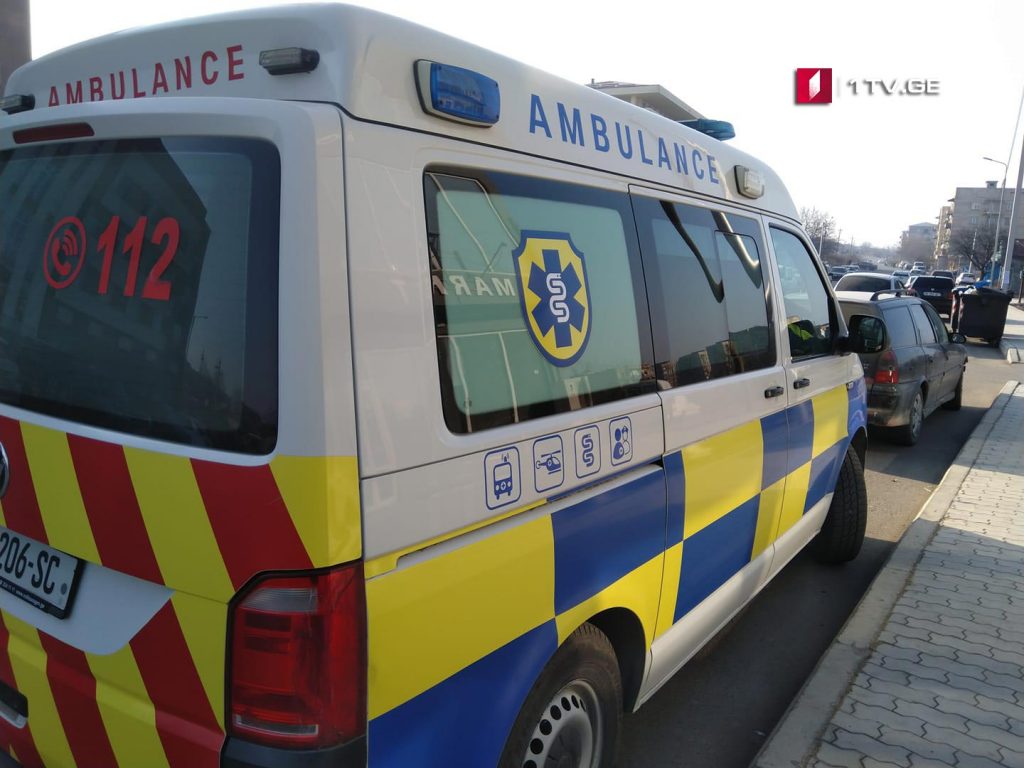 Пострадавшую в результате аварии в Квишхети 30-летнюю женщину перевозят из Хашури в больницу Мцхета