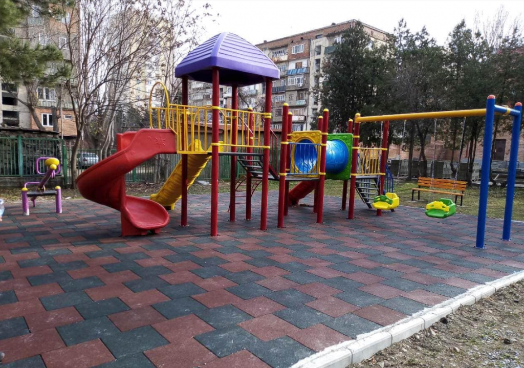 В четырех публичных детских садах Тбилиси появились игровые площадки