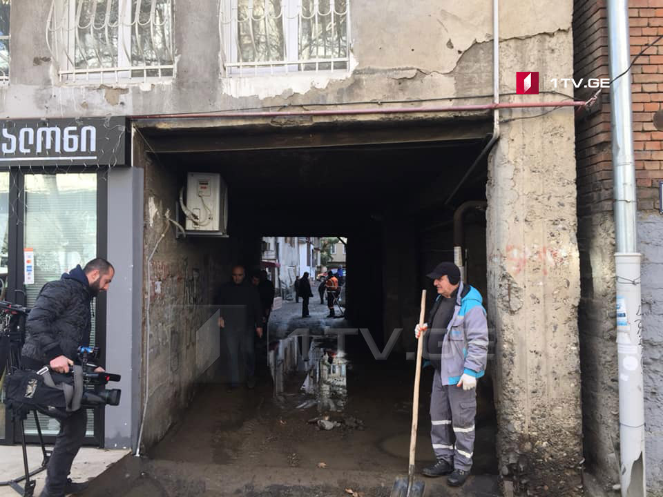 Cellars and shops were flooded as a result of damages on water supply pipeline at Barnovi Street