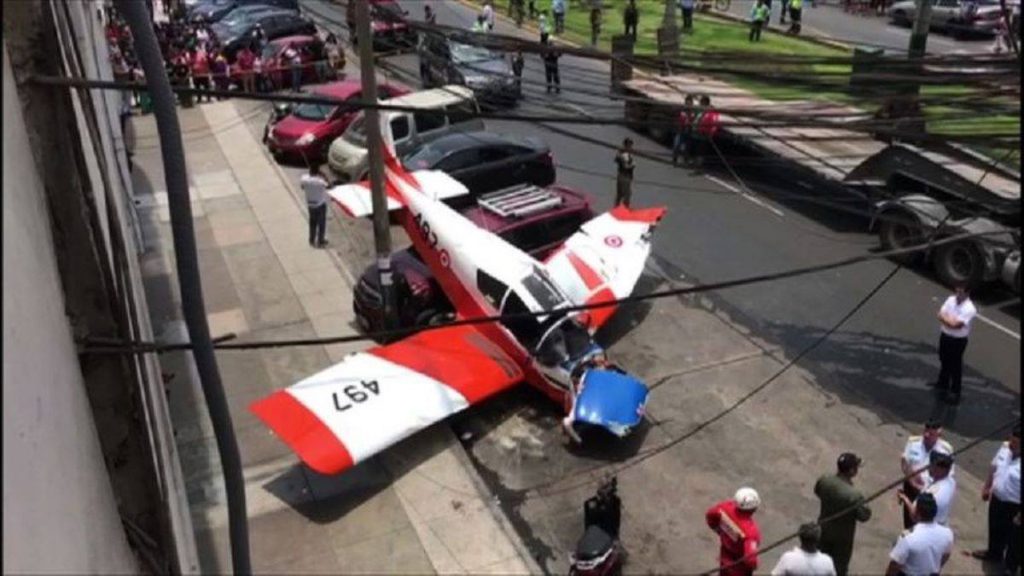 Պերուում փոքր չափսի ինքնաթիռը ընկել է ավտոմեքենայի վրա