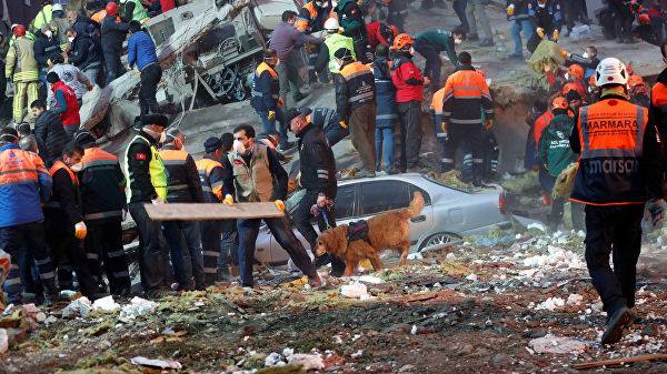 Число погибших при обрушении корпуса в Стамбуле выросло до трех человек