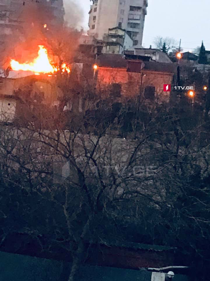В Тбилиси на улице Чиковани пожар
