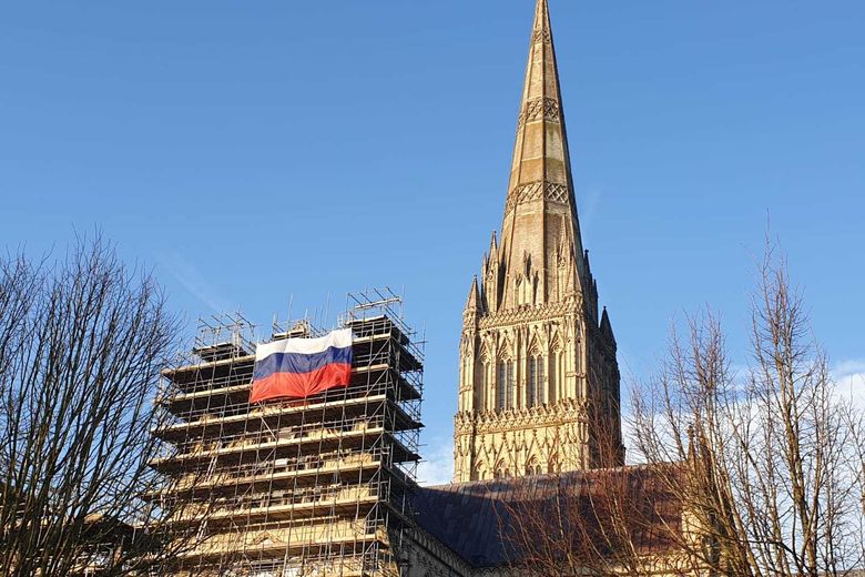 Неизвестный вывесил российский флаг на кафедральном соборе в Солсбери