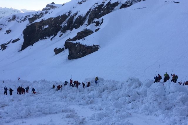 В Швейцарии спасателям удалось вызволить из снежной массы четырех пострадавших в результате схода лавины