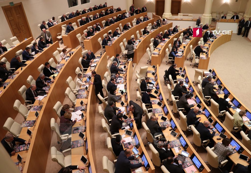 Законопроект о приостановлении бессрочного назначения судей провалился на пленарном заседании парламента