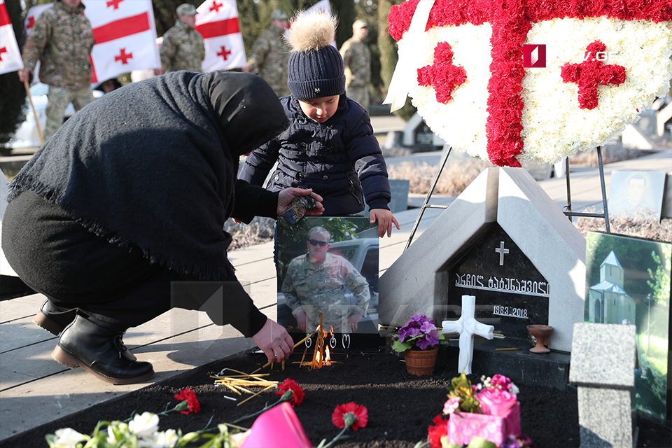 На братском кладбище Мухатгверди почтили память Арчила Татунашвили