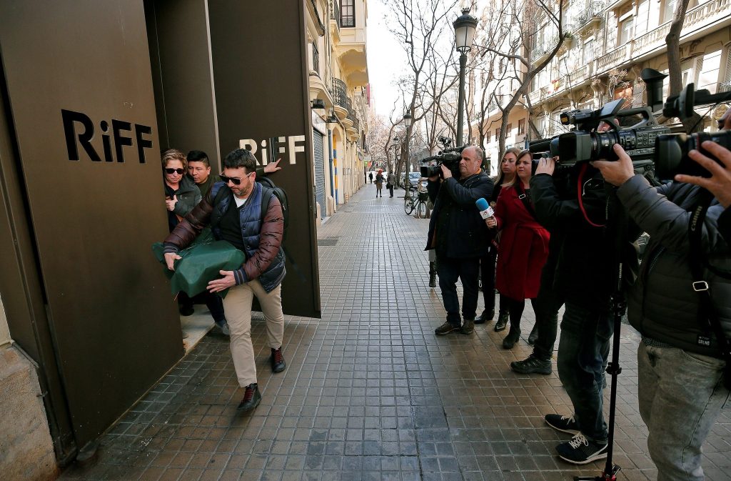 В одном из ресторанов Испании отравилось 28 человек, один из них умер