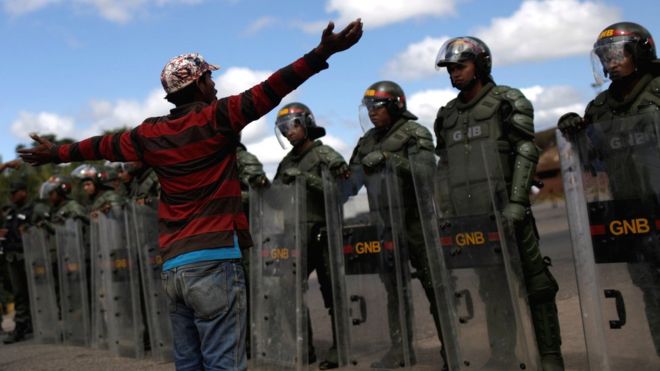 Վենեսուելայի սահմանին զինվորականների և ընդիմության կողմնակիցների միջև բախումների հետեւանքով զոհվել է առնվազն 2 մարդ