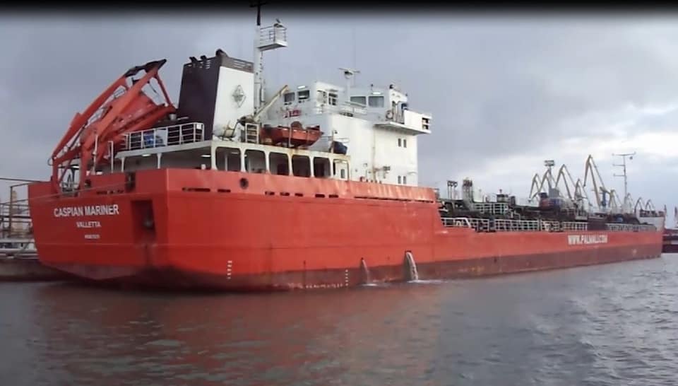 Судно под флагом Мальты сбросило нефтепродукты в море в акватории порта Поти