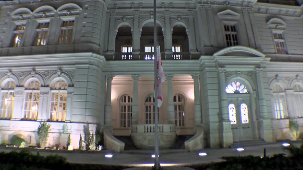 В связи с Днем оккупации флаги Грузии на государственных зданиях приспущены [видео]