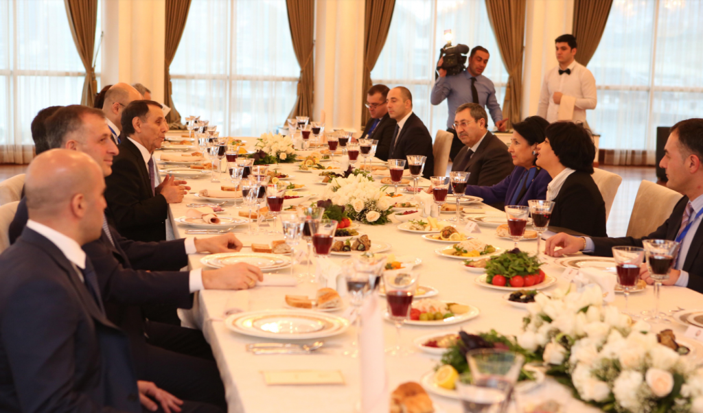 Премьер-министр Азербайджана принял президента Грузии на рабочем ланче