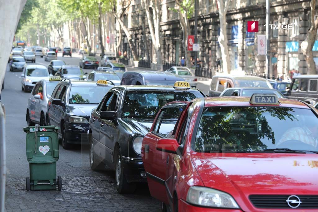 Водители такси, которые обязаны перекрасить автомобили в белый цвет, смогут бесплатно поменять свидетельство о регистрации транспортного средства