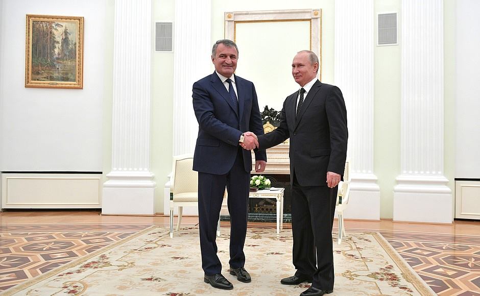Владимир Путин встретился с т.н. президентом оккупированного Цхинвальского региона Анатолием Бибиловым
