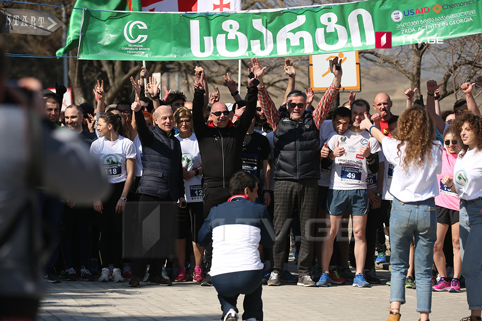 Diplomats take part in marathon to promote healthy lifestyle