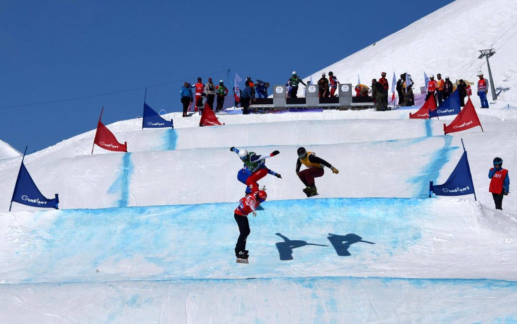 В Гудаури проходит этап Кубка Европы по сноуборд-кроссу