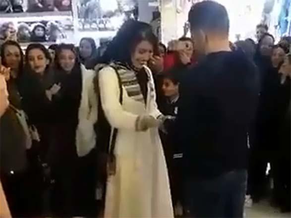 Իրանցի զույգին ձերբակալել են հրապարակավ ամուսնության առաջարկ անելու համար (տեսանյութ)