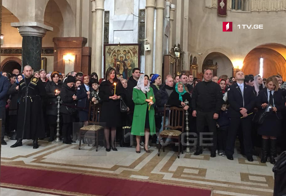 На воскресной службе в кафедральном соборе Пресвятой Троицы присутствует и президент Грузии